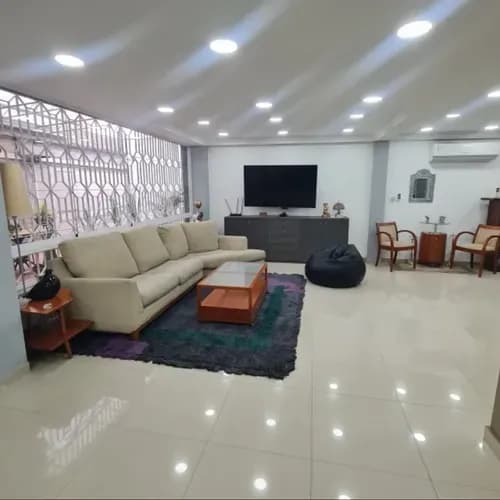 Casa en venta - $305k