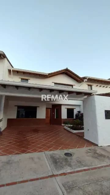 Se alquila casa en la urb Villa Eugenia