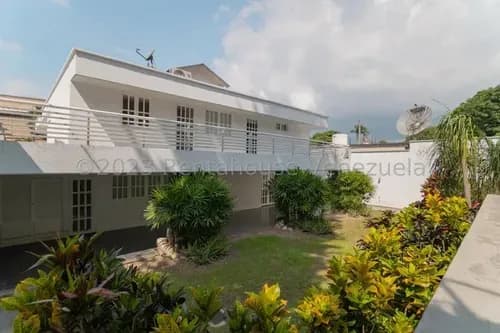 En Venta Casa Totalmente Remodelado En Una Zona Céntrica Y Exclusiva Del Este De Caracas. Fachada Al Estilo Americano, De 2 Niveles En Prados Del Este Mls #26-1975