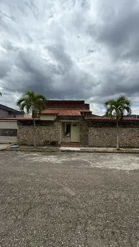 Se Vende Amplia Casa Para Remodelar En Altos De Guataparo