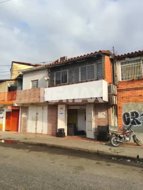 excelente Locales y Apartamentos en lugar privilegiado