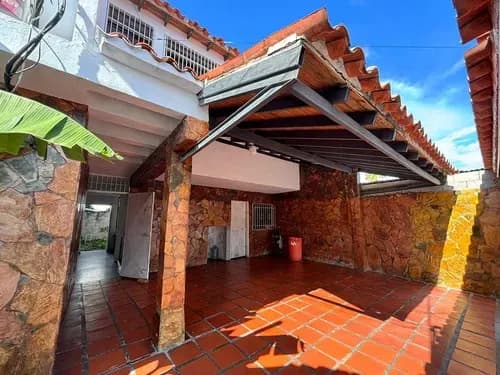 Jesus Teran Vende Bella, Espaciosa Y Comoda Casa Duplex Con Patio, Ubicada En Zona Este De Bqto. 26-20435