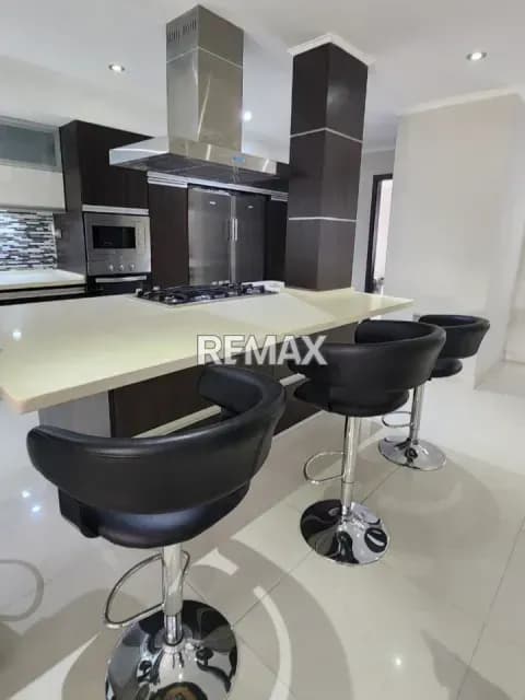 SE ALQUILA MODERNO TOWN HOUSE EN URB. VILLAS MORICHAL SECTOR TIPURO.