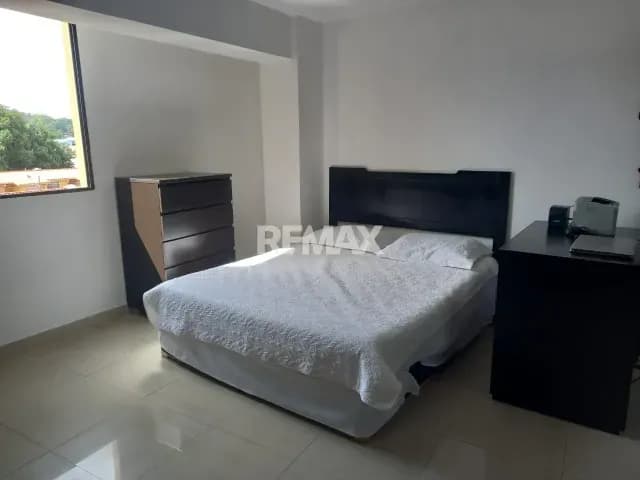 En Alquiler Habitación Confortable, Espaciosa y Totalmente Amoblada. Dotada con todo lo que requirees para descansar