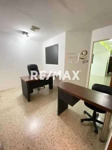 En venta oficina en calle 10 de diciembre centro empresarial Kama Meru Maracay Aragua