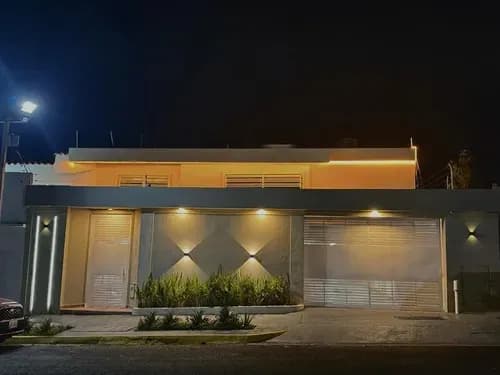 Hermosa Casa Ubicada En Una Zona Exclusiva De Puerto Ordaz, Los Saltos.
