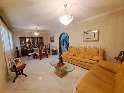 Daniela Linarez Vende Flamante Y Sofisticada Quinta Con Iluminada Y Amplia Sala-comedor, Majestuosa Cocina Con Encimeras En Granito, Family Room, Planta Eléctrica, Este De Barquisimeto