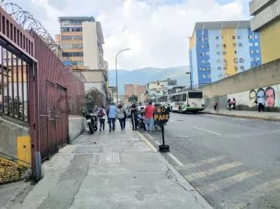 Local comercial a pié de calle, Esq Salas, cerca BCV, gran vitrina, alto flujo.