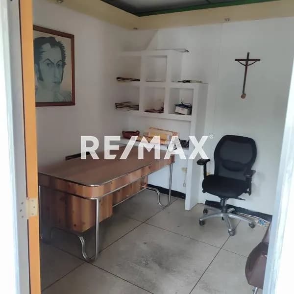 Alquiler de Oficina Comercial, Ubicada en el C.C Las Acacias