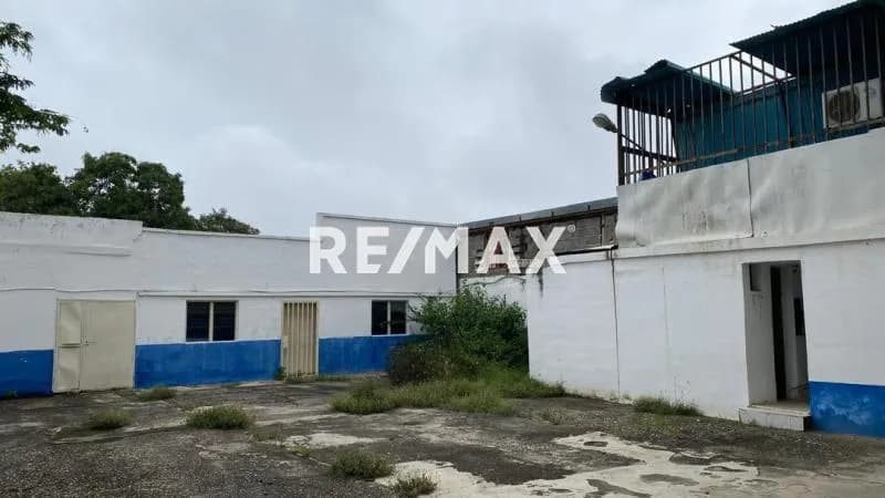 Terreno con Construcción en Venta Avenida Principal Carorita Zona Norte - Barquisimeto