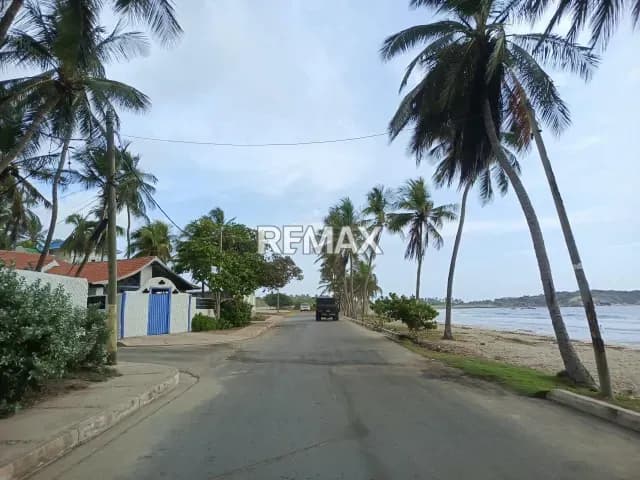 LOCAL COMERCIAL A SOLO PASOS DE PLAYA PARGUITO Y PUERTO ABAJO EN LA ISLA DE MARGARITA EMPRENDE TU NEGOCIO EN ESTA OPORTUNIDAD EN ZONA PLAYERA