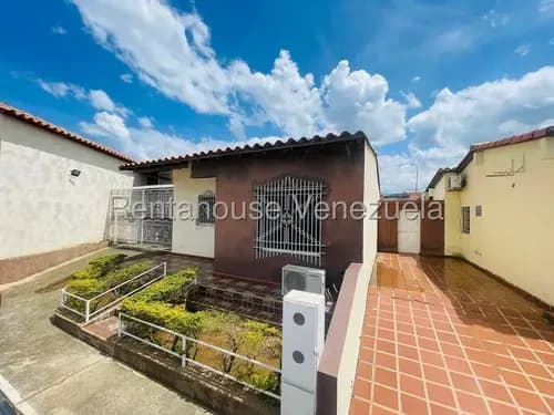 Rentahouse Lara Vende Moderna Casa Amoblada En Urbanización Privada; Posee 4 Habitaciones, 3 Baños, 2 Puestos, Exclusivo Apartamento Tipo Estudio Y Área De Bar. ¡seguridad Y Confort!