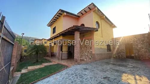 Norma Piña Rah Ofrece En Venta Hermosa Casa, Dúplex, Con Amplios Espacios, Ubicada En Zona Rodeada De Espacios Naturales, Cerca De La Universidad Arturo Michelena. Cod. 26-16080. Solo Clientes