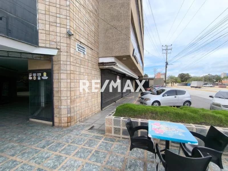 VERSATIL LOCAL EN VENTA EN LA AVENIDA BOLIVAR, PORLAMAR, ISLA DE MARGARITA