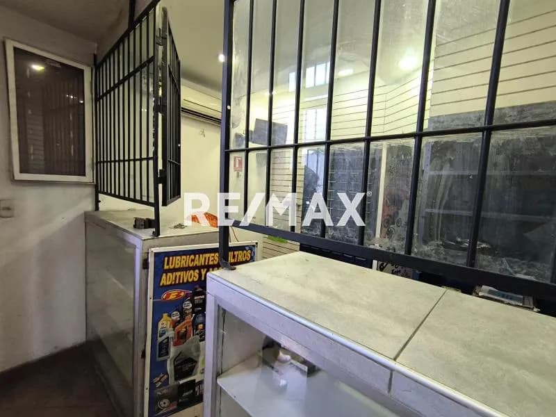 En Alquiler local comercial a pie de calle en Av Michelena