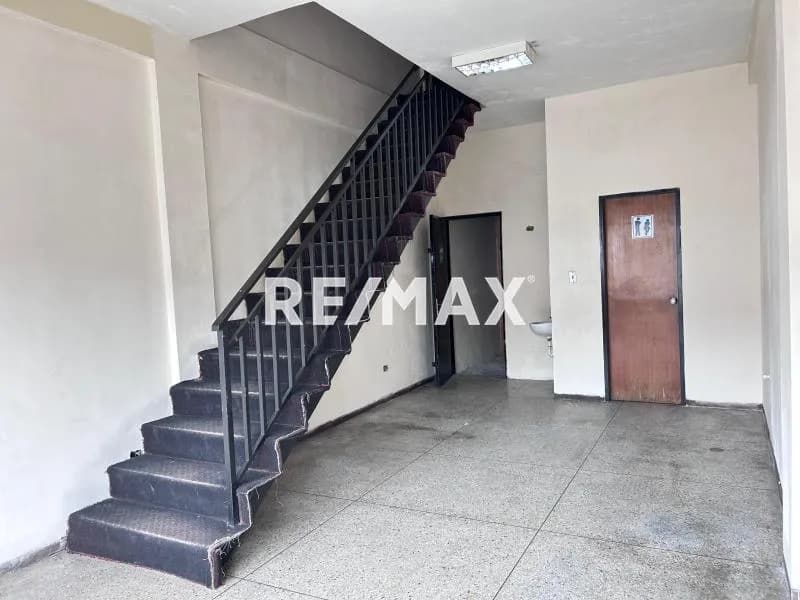 Local con mezzanina en alquiler en exclusiva en Av Montes de Oca