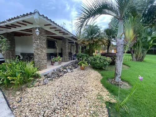 Casa En Venta Tipo Campestre Hermosas Areas Verdes, Piscina, Caney Ubicada En Safari Carabobo Municipio Libertador