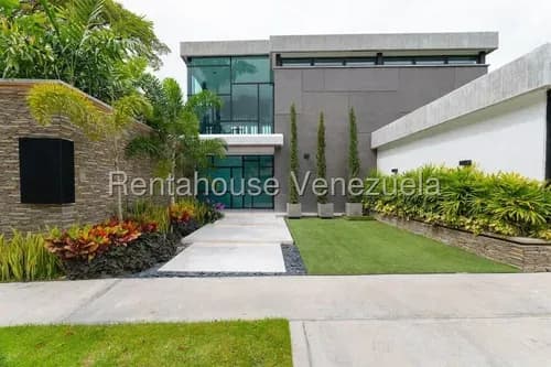 Casa En Venta En Chuao Caracas Calle Cerrada