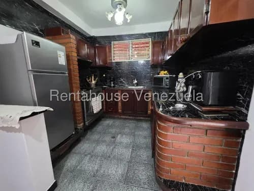 Rentahouse Lara Vende Acogedora Casa Con Potencial Comercial En El Centro-este; 3 Hab, 3 Baños, Cocina, Parrillera, Patio Y Garaje. Excelente Ubicación Cerca De Comercios Y Salud.