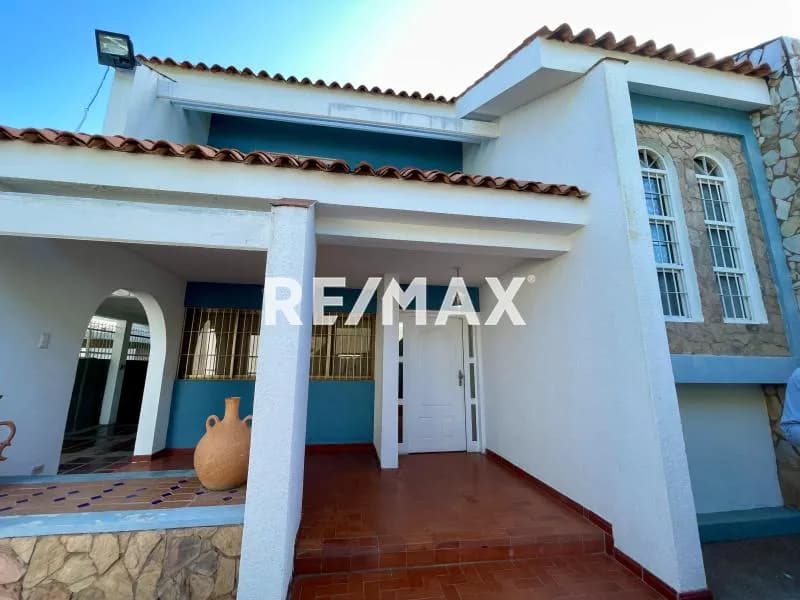 CASA EN VENTA DE DOS PLANTA URBANIZACIÓN LOS OLIVOS
