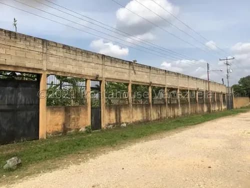 En Venta Terreno , Con Pared Perimetral, Doble Porton , Aljibe, Electricidad (transformador Propio) . Cuenta Con Una Edificacion De Dos Cuartos ,un Baño Y Deposito. Ideal Para Casa De Campo