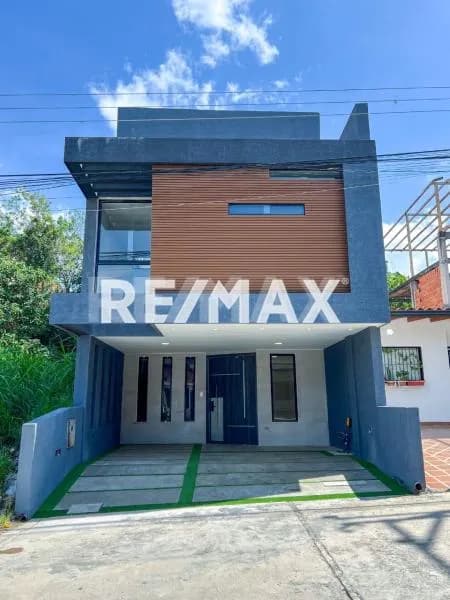 En Venta: Moderna Casa a Estrenar, Urb. Cantaclaro, La Machiri