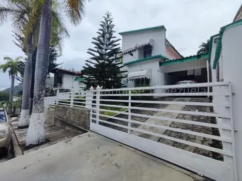 Bella Casa Quinta En Venta Ubicada En Maracay Urb El Castaño Db 25-15301