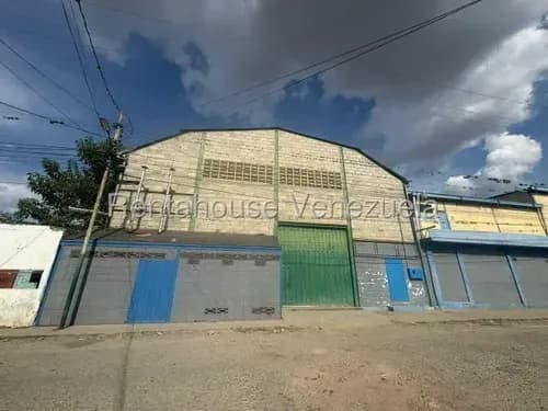 Galpon En Venta En Barquisimeto Zona De San Francisco Codigo 2 6 8 2 4 2 Mildred Ideal Para Almacenamiento De Agua O Combustible. La Luz Trifásica De 75 Kva Garantiza Un Suministro Eléctrico Robusto
