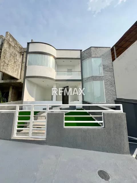 EN VENTA Estupenda Casa moderna Ubicada en la Urbanización Colinas de Pirineos San Cristóbal estado Táchira.