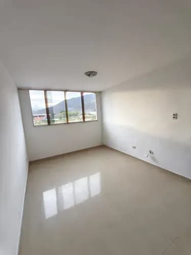 Apartamento En Alquiler En Piso 3 Con Revestimiento En Porcelanato, Puesto Techado Y Pozo De Agua Conjunto Residencial Tulipán, Municipio San Diego