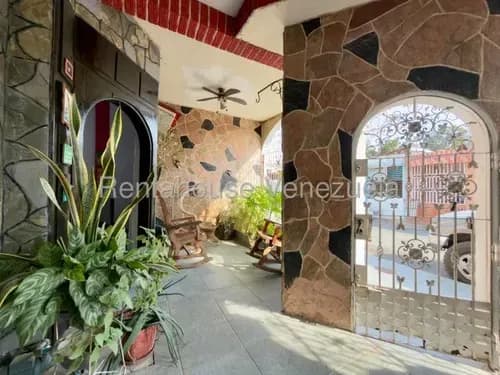 Hermosa Casa En Venta De Tres Niveles Con Anexo Incluido Para Alquilar (entrada Independiente) Urbanismo Cerrado #26-13844 Rm