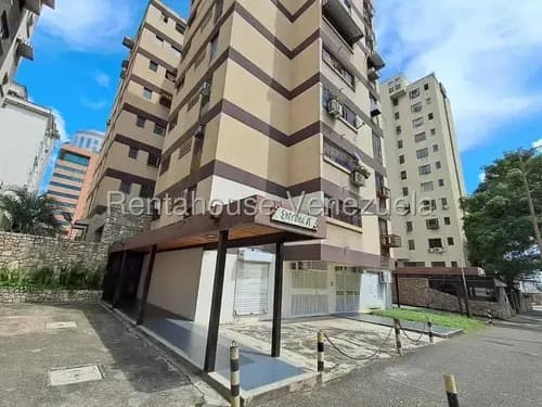 En Alquiler Espacioso Local Comercial A Pie De Calle, Ideal Para Consultorio U Oficina, Ubicado En San Jose De Tarbes A Una Cuadra De La Av. Bolivar, Con Facil Acceso