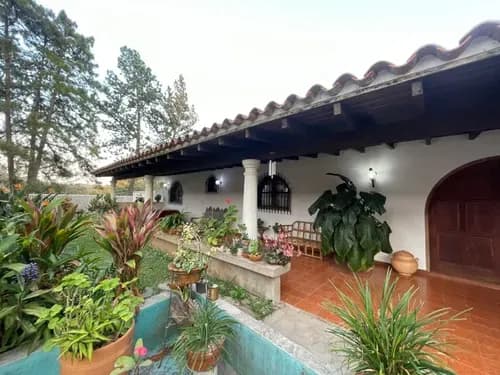 Amplia Y Confortable Casa En Venta, Ubicada En La Urbanización Exclusiva Club De Campo