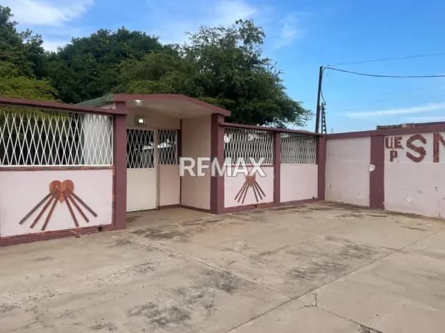 Casa Comercial en Sierra Maestra, Urbanización La Alhambra. En Venta