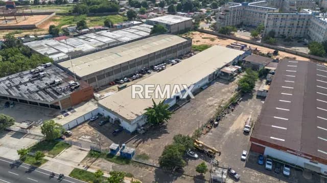 TERRENO CON COMPLEJO DE GALPONES EN LA C2