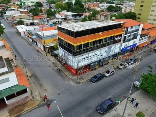 Daniela Linarez Vende Edificio Comercial De 644 M2 De 3 Niveles Con Local Comercial Con Oficinas, Salón Y Amplia Terraza Con Vista Panorámica, Ubicado En Av. Venezuela Barquisimeto