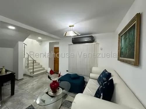 Townhouse En Venta Listo Para Mudarse Ubicado En La Urb. Valle Jardin Santa Rita Av Principal Coropo #26-11411 Rm