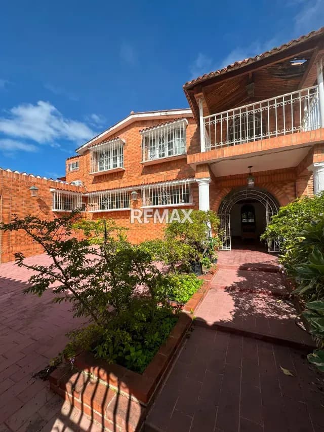 En venta casa para remodelar de 2 plantas en el Trigal Sur, Calle cerrada