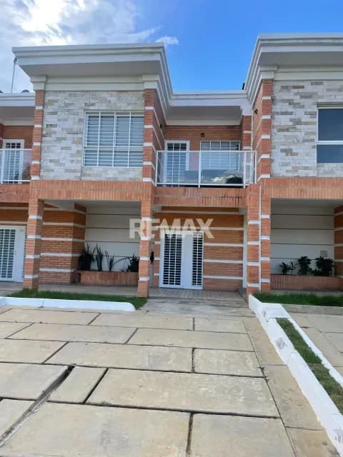 EN VENTA TOWN HOUSE EN VILLA LOS CORALES, A ESTRENAR EN TUCACAS.