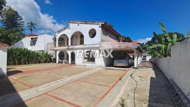 En venta amplio casa a remodelar en Urb. Guaparo calle cerrada