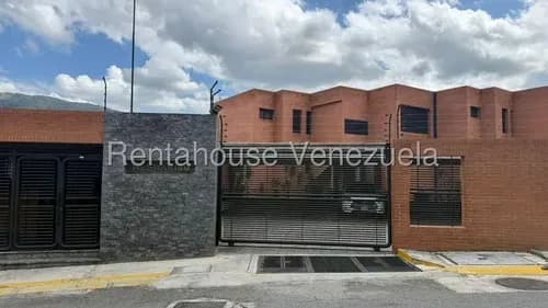 Townhouse En Venta Lomas De La Trinidad Con Jardín Y Terraza #26-17341