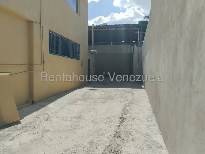 Comercial (Galpon - Deposito) en Alquiler en Centro, Lara