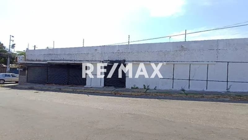 Local comercial con galpon