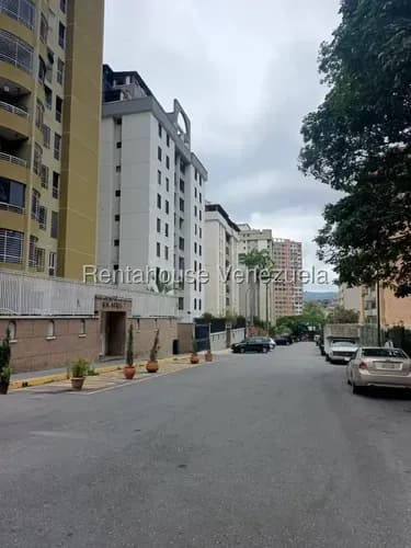 Apartamento En Venta, Lomas El Avila. Vista Al Avila, Fresco E Iluminado, Transporte Público, Cerca En La Avenida Principal Y Metrobus.17380.