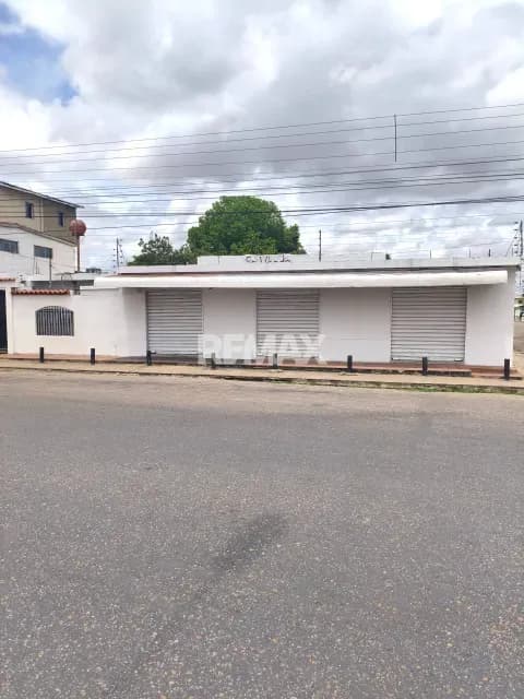 Casa Comercial Esquina en Av Winston Churchill , zona de alto tráfico Vehicular y Peatonal, Zona altamente Comercial