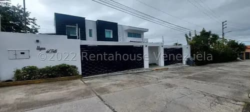 En Venta Esta Magnífica Propiedad En Oripoto Cuenta Con 500 Mts2 De Terreno Y 738 Mts2 De Construcción Con Una Arquitectura Moderna Completamente Remodelada. Mfl 2428199