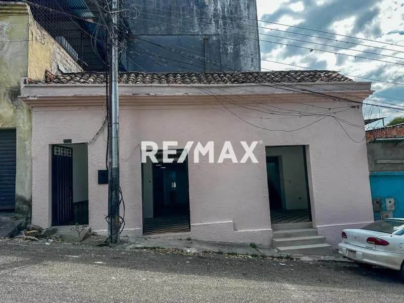 Se vende Casa en el centro Calle 12 entre carreras 6 y 7, diagonal a Traki.