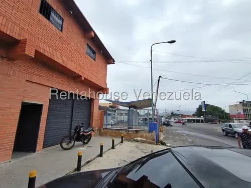 Julio Martínez Alquila Amplio Local Comeciual En Centro De Barquisimeto, Área Conocida Por Su Dinamismo Y Accesibilidad.