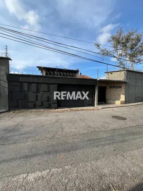 Oportunidad de Inversión: Residencia con Potencial en el Alto Hatillo