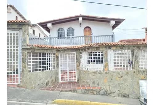 Casa En Venta Amplia De 350m2 De Construcción En Valle Alto Los Teques